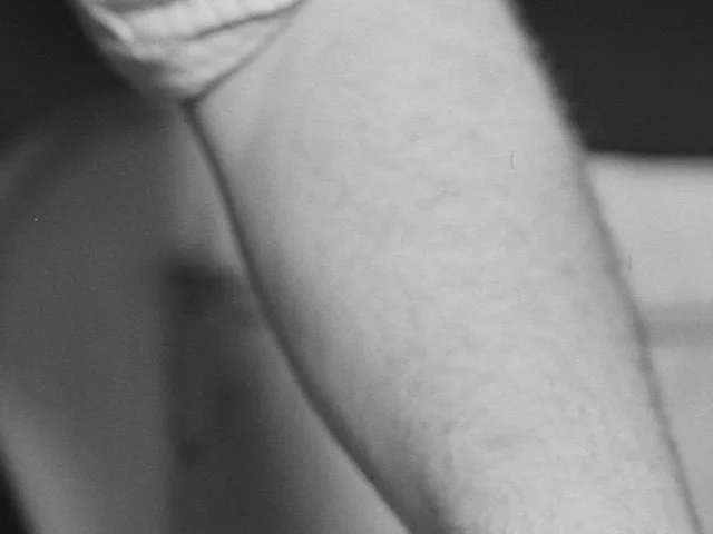 Kárpitos a szék szegélyét varrja és rögzíti a végső formára